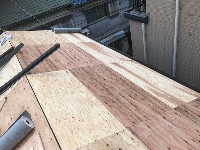 野地板の増し張りで屋根の下地作り