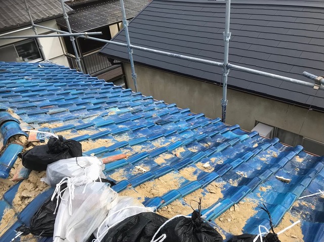 青い瓦屋根の棟瓦のズレ