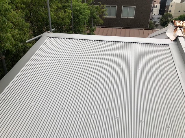 ガルバリウム波板へ葺き替え完了