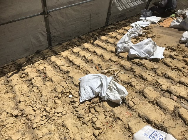 下屋の葺き土と土のう袋