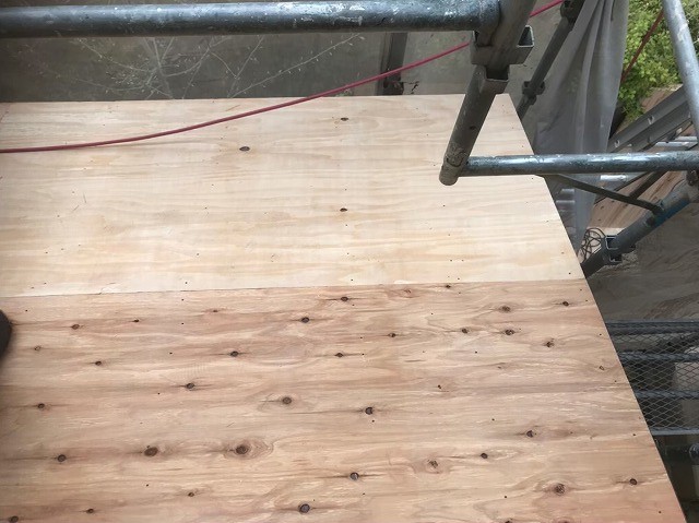 垂木の上に野地板の増し張り