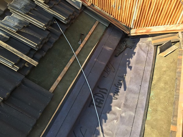 葛城市の谷板金の防水紙貼り