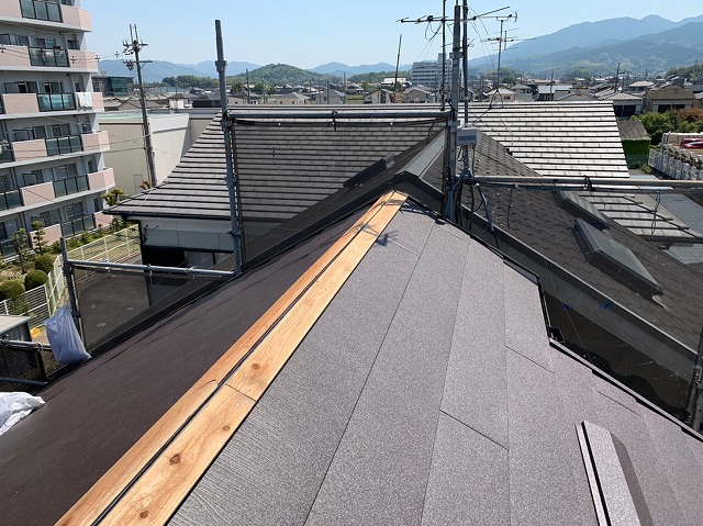 ガルテクト張り付け作業　貫板設置