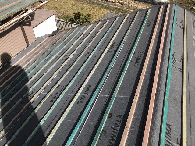 大和郡山市の葺き替え工事で瓦桟木設置