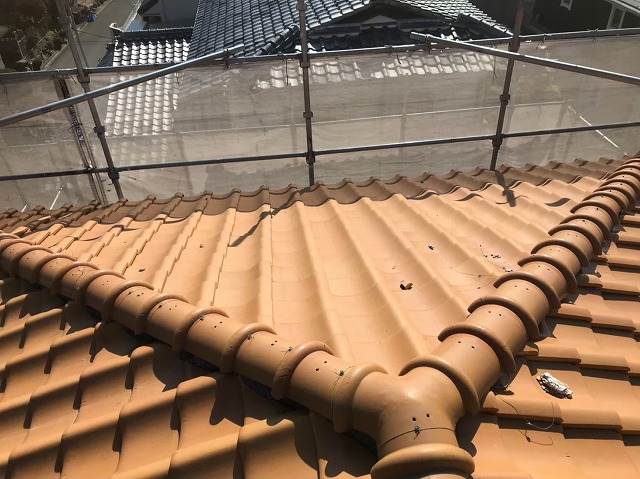 香芝の豪邸の黄土色の瓦屋根