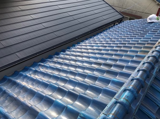 青い釉薬瓦の葺き替え