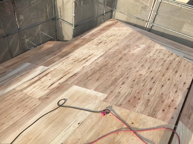 パズルの様に組み合わせていく野地板