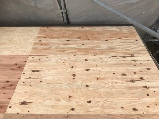 野地板の増し張りと足場