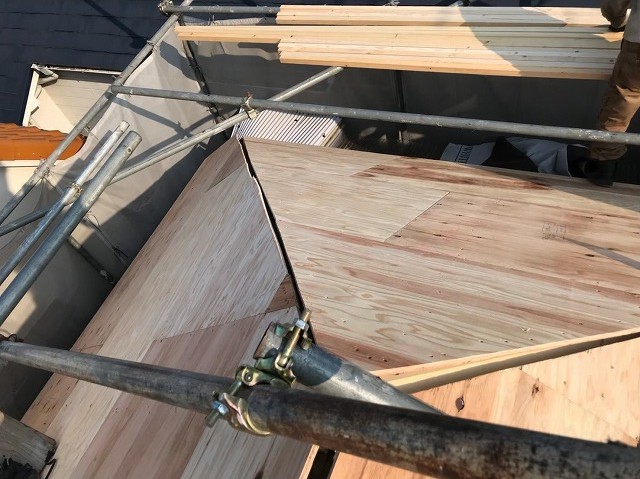 御所市の瓦屋根に野地板増し張り