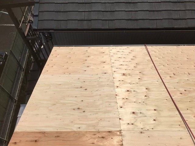 香芝市の補強垂木の上に構造用パネル設置