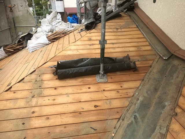 葺き土の撤去で見えてきた野地板の劣化