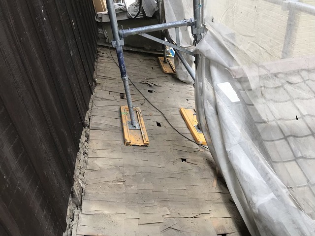 王寺町の瓦解体作業中