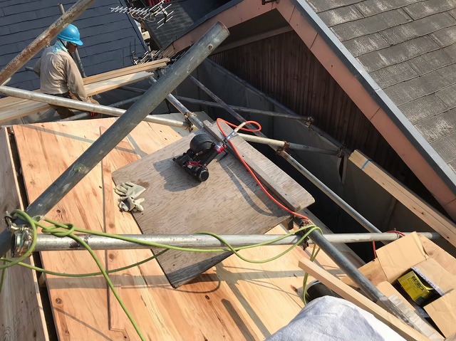 御所市の入母屋屋根に野地板設置