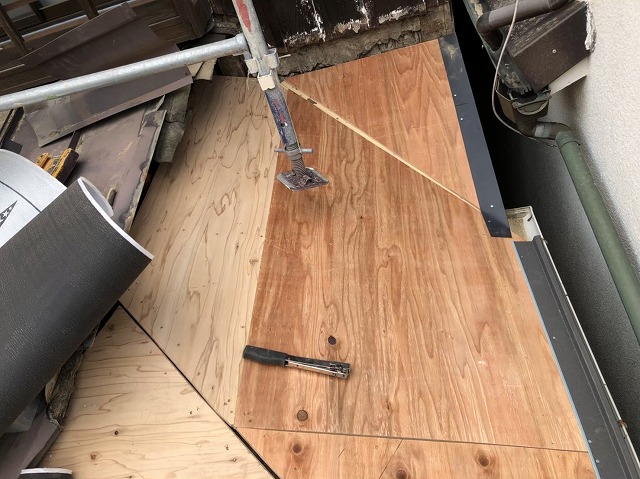 補強垂木の上から構造用合板を増し張り