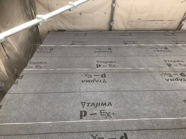 生駒市で構造用パネルの上から下葺き材（防水紙）を設置