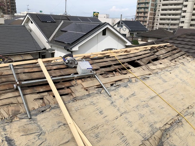 王寺町で補強垂木で不陸調整