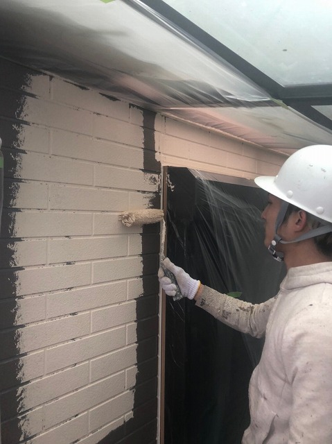 外壁中塗り作業