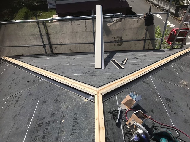 大屋根の隅棟合板