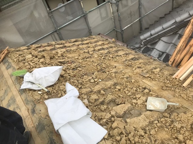 瓦の撤去と波打つ葺き土