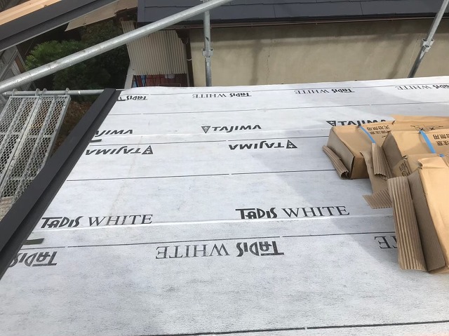 グレーの改質アスファルトルーフィング