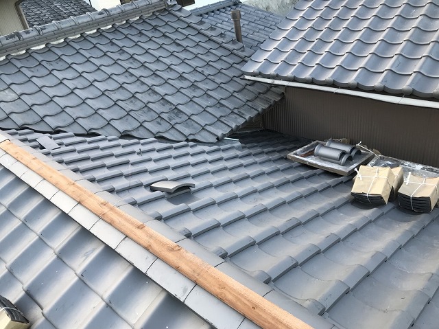 大和郡山市のいぶし瓦屋根棟瓦施工中