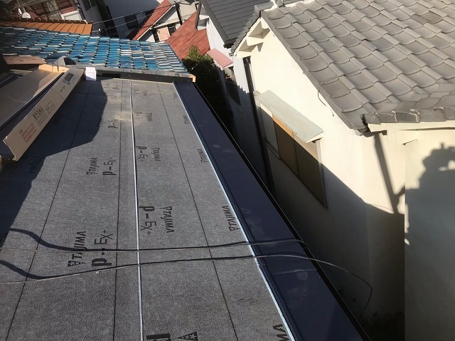 奈良市でガルテクトへ屋根葺き替え工事中