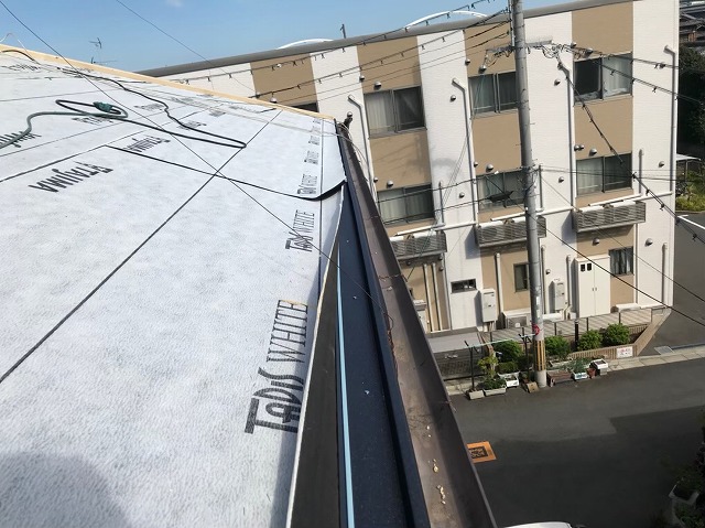 野地板の上に防水紙設置軒先