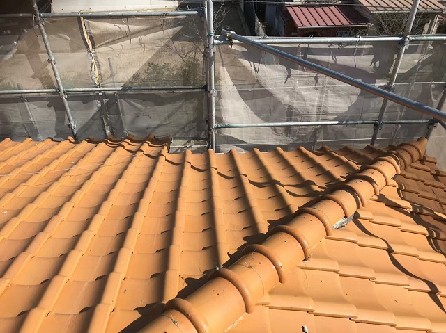 香芝の豪邸の黄土色の瓦屋根