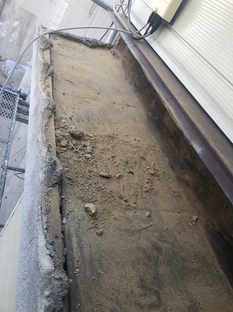 橿原市　　下屋根　葺き土撤去