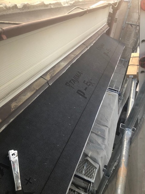 橿原市　下屋根　防水紙貼り