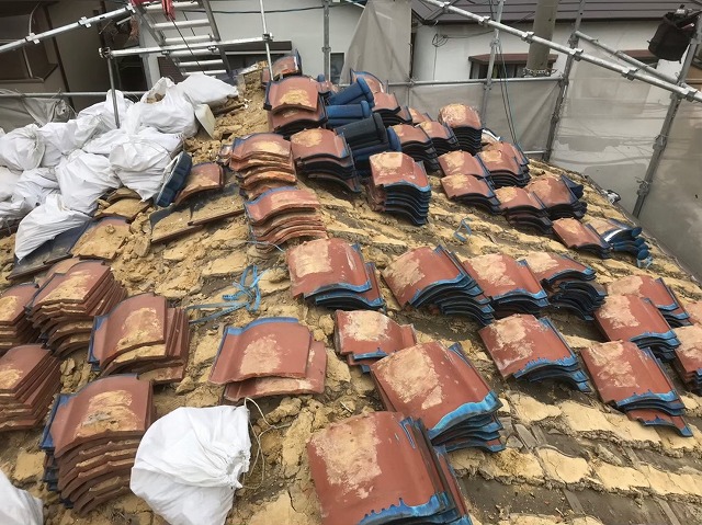 生駒市で青い陶器瓦屋根の撤去作業