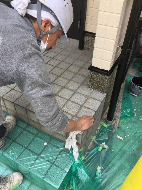玄関周辺の清掃作業