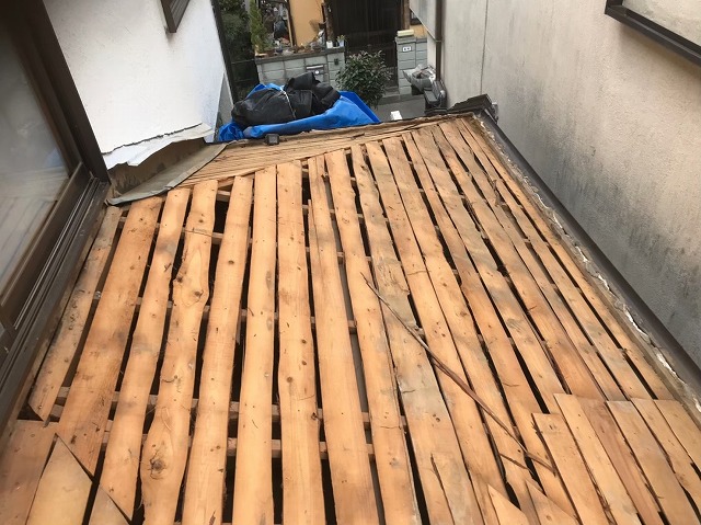 下屋部分の葺き替え開始