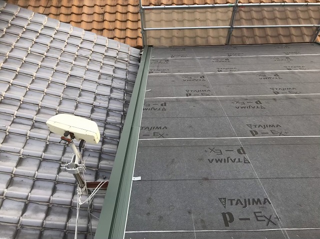 防水紙の設置と隣の瓦屋根