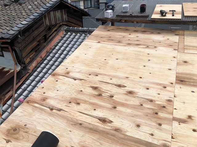 奈良市で2階部分の屋根に野地板を設置