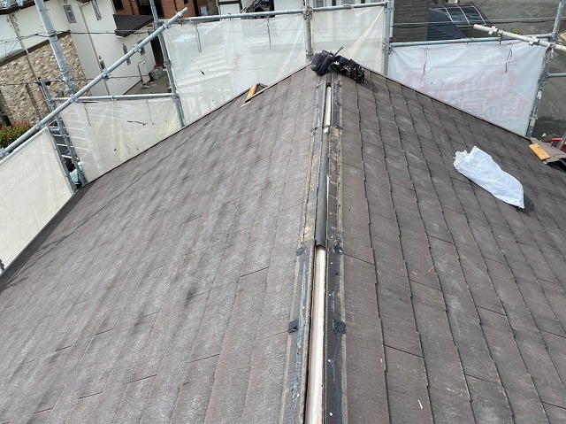 生駒市で割れたカラーベスト屋根の補修メンテナンスで棟板金の取り外し
