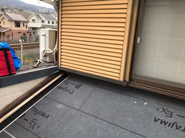 壁に挟まれた下屋に防水紙