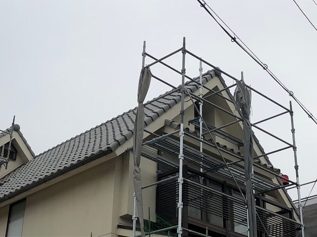 斑鳩町で急勾配屋根に足場設置