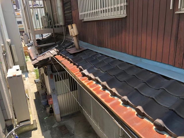 長屋二階建て瓦屋根の現場調査