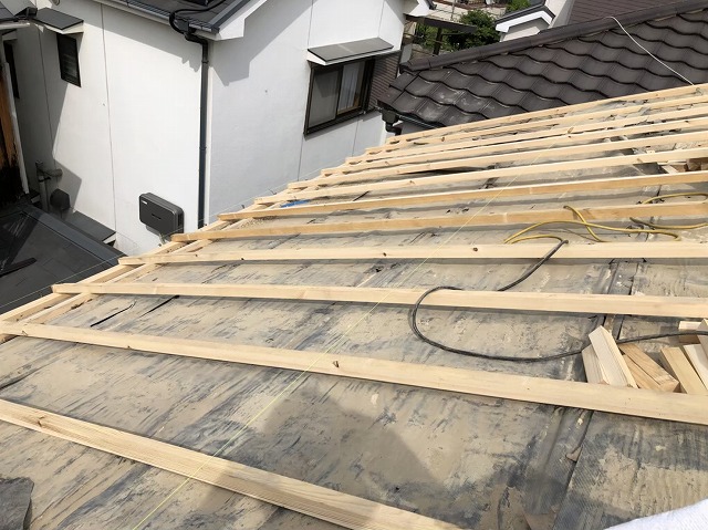 王寺町で瓦解体後補強垂木を設置