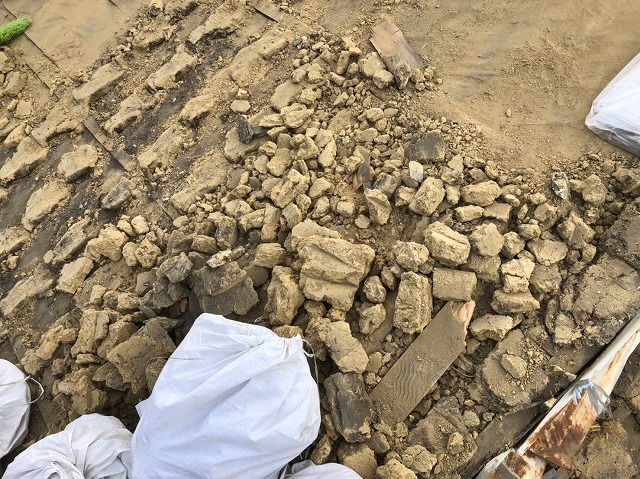 大量の葺き土が出てきた屋根