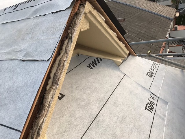 御所市の入母屋屋根の防水紙設置