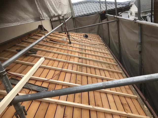 下屋部分の不陸調整