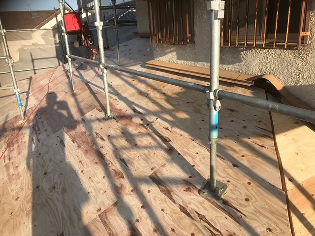 垂木の上に野地板の増し張り