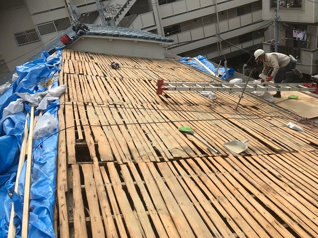 奈良市　長屋の釉薬瓦屋根　バラ板