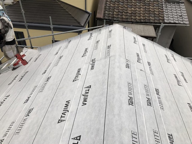 王寺町でルーフィング（下葺き材）の設置作業