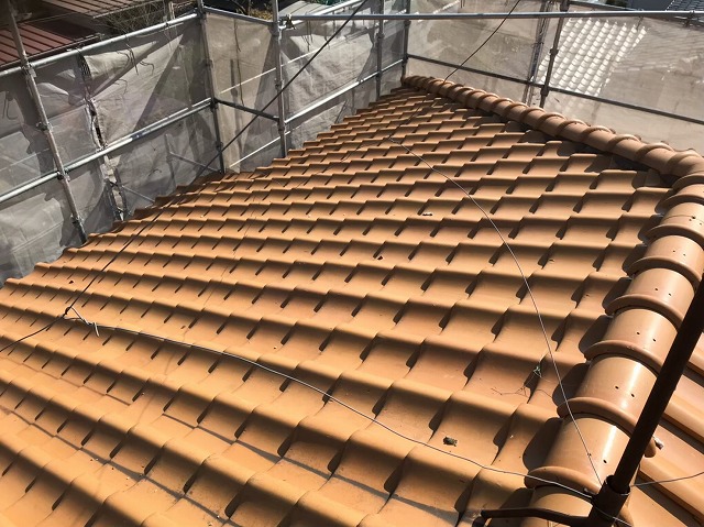 香芝の豪邸の黄土色の瓦屋根