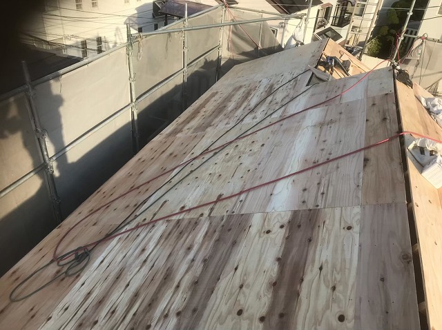 斑鳩町で増し張り作業