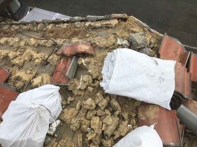 香芝市の瓦の撤去作業