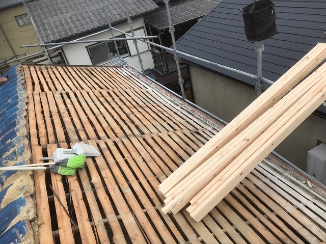 土葺きの撤去で見えてきた野地板